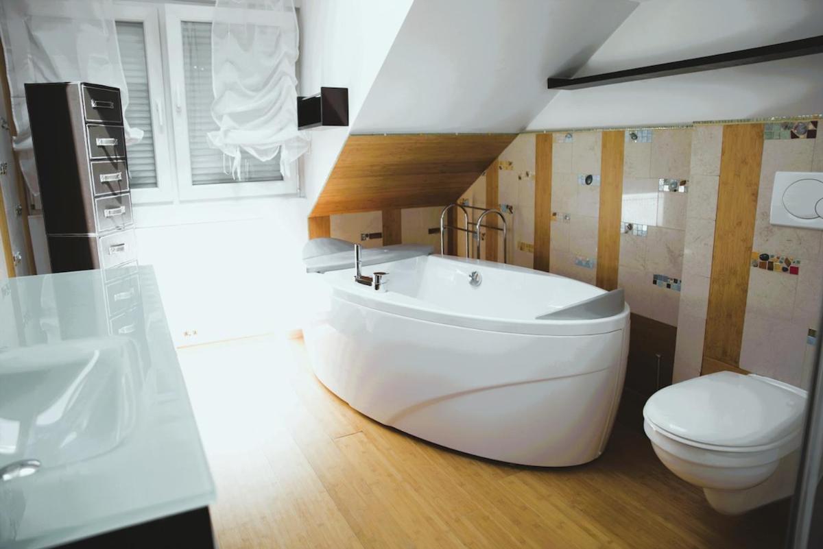 Beautiful Unique 1 Bedroom Apartment *