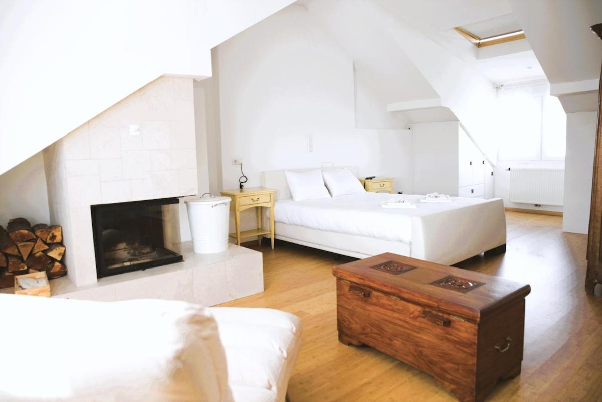 Beautiful Unique 1 Bedroom *